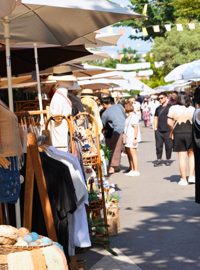 經典逛街二選一:真心文創市集JJ Market / 瓦洛洛市場→泰式瑜珈按摩60分鐘(可加價特色雞籠草藥桑拿)→河畔景觀咖啡廳 (現點現付)→康托帝王餐&傳統舞蹈表演秀
