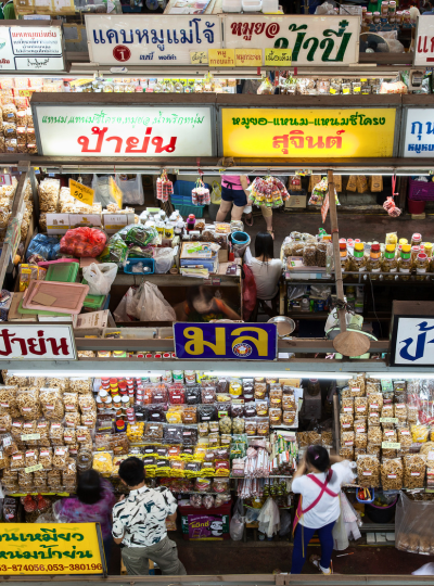 經典逛街二選一：真心文創市集JJ Market / 瓦洛洛市場→泰式瑜珈按摩60分鐘(可加價特色雞籠草藥桑拿)→河畔景觀咖啡廳 (現點現付)→康托帝王餐&傳統舞蹈表演秀
