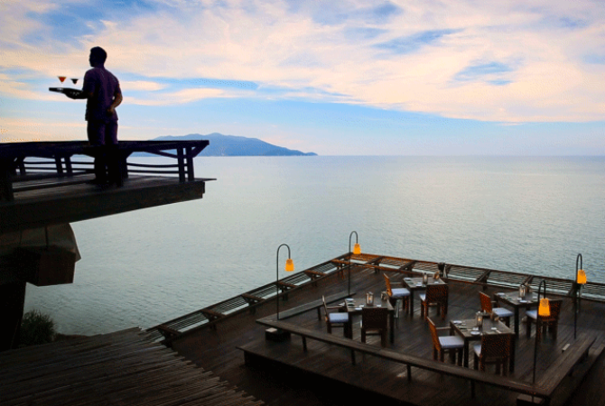 渡假村內自由活動→渡假村海景全身舒緩按摩120分鐘→懸崖餐廳Dining on the Rocks